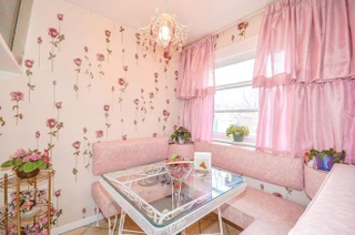 Illustration for article titled This House Hasn't Been Redecorated Since The 60s And It's For Sale